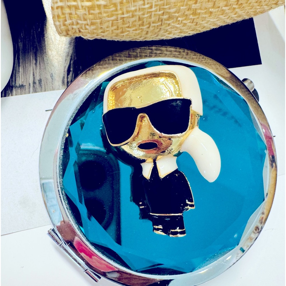 Karl Lagerfeld brooch pin in gold tone and enamel accents! Ces’t Bonne🍒🍒🍒
